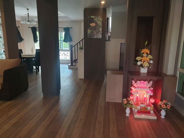 ให้เช่าด่วน บ้านเดี่ยว 2 ชั้น พร้อมเฟอร์นิเจอร์ ถนนรามอินทรา กม.8 ซอยคู้บอน 34 หมู่บ้านเมอร์ราญาเพลส